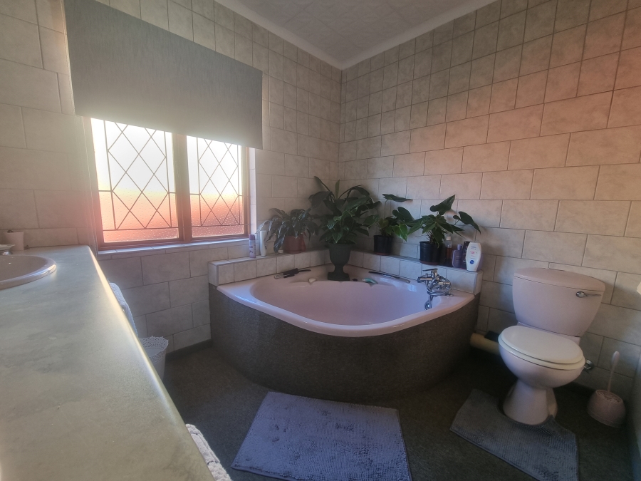 6 Bedroom Property for Sale in Heiderand Western Cape